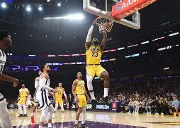 湖人主场战胜雄鹿,詹姆斯成为焦点人物了吗